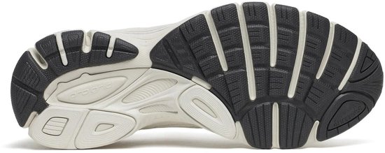 Zool van een witte Saucony sneaker, met zwart grip-patroon.