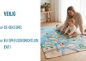 Een moeder en baby spelen op een speelmat met wegen, huizen en treinsporen. "Veilig, CE-gekeurd"