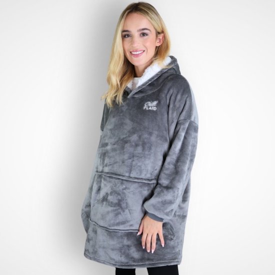 Vrouw met blonde haren in een oversized grijze hoodie deken, met 'Chill Plaid' logo.