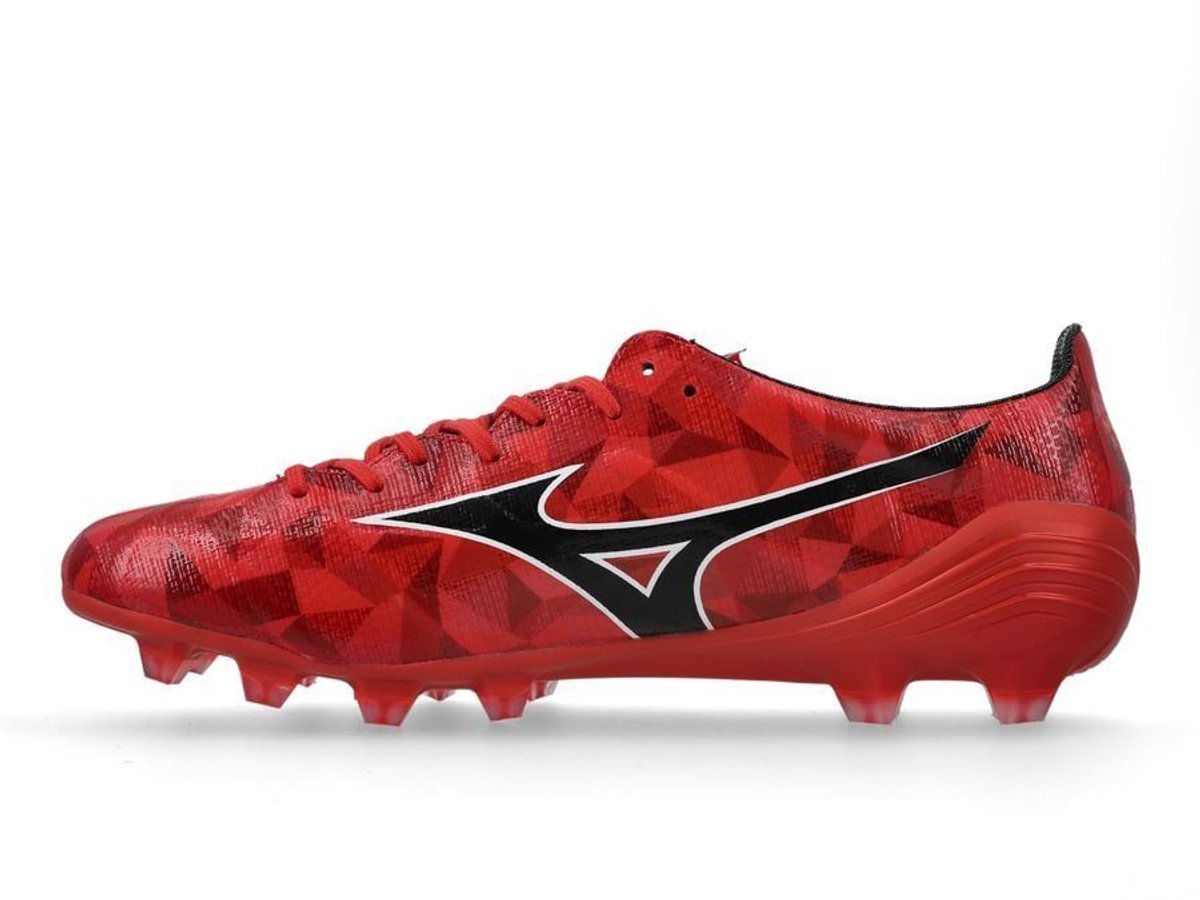 Mizuno Alpha II Japan FG voetbalschoenen in felrood met zwart logo, ontworpen voor snelheid en comfort op het veld.