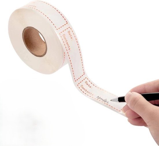 Een rol met blanco houdbaarheidsstickers met rode stippellijn. Een hand schrijft 'Noodles' op een sticker.