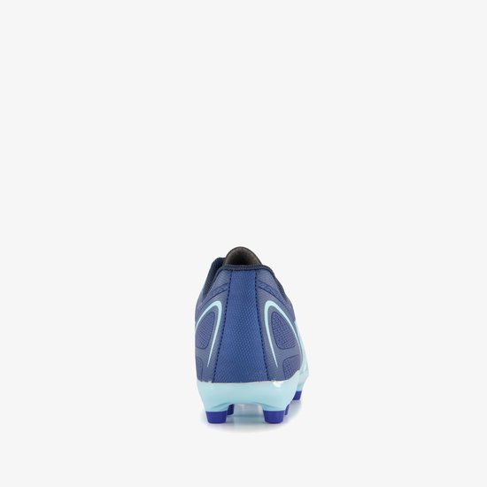 Achterkant van een blauwe voetbalschoen met lichtblauwe accenten en hak.