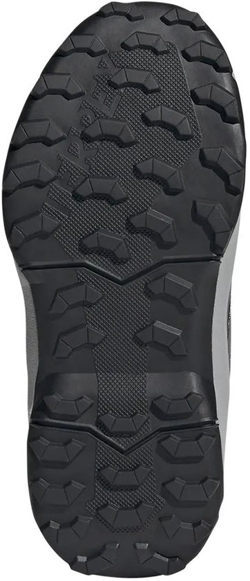 Zool van een zwarte Adidas Terrex wandelschoen voor kinderen met grof profiel.