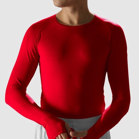 Un homme porte un t-shirt rouge à manches longues avec des ouvertures pour le pouce.