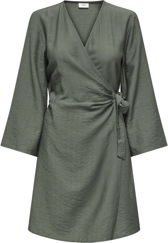 Groene wikkeljurk met wijde mouwen, knoopceintuur en v-hals, op hanger.