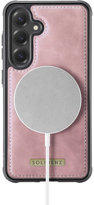 Roze hoesje met MagSafe-oplader en witte kabel.