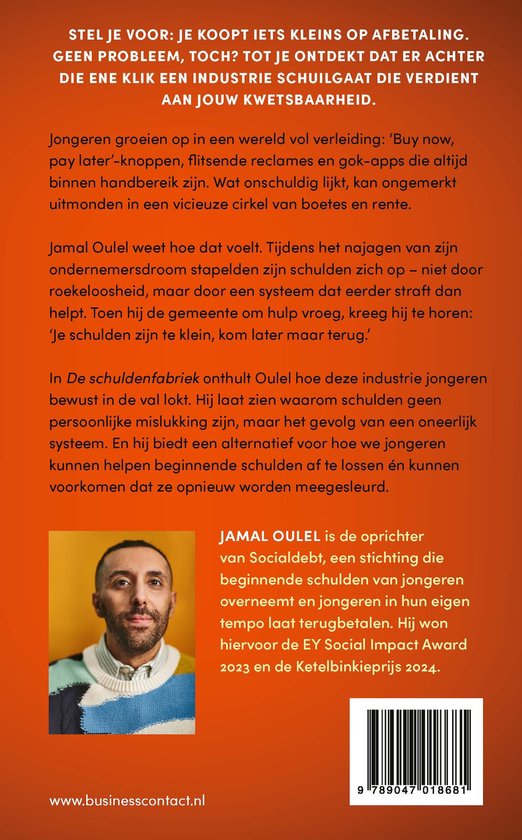 Een close-up van Jamal Oulel, de oprichter van Socialdebt, in een studio setting, met een lichte glimlach en kleding in neutrale kleuren.