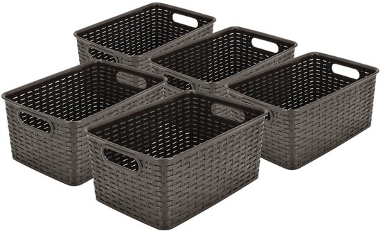 Set van vijf bruine opbergmanden met gevlochten design en handgrepen.