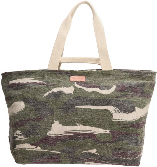 Grote tas met camouflageprint in groen, bruin en beige. Beige stoffen hengsels. Met een klein label aan de voorkant.