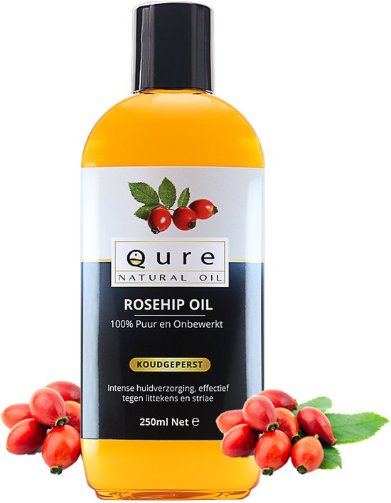 Fles Qure Rosehip Oil, 250ml, met rozenbottels en blaadjes op de voorgrond.