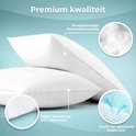 Twee witte CozySense kussens. Details van stiksels en microvezelvulling. 'Premium kwaliteit'.