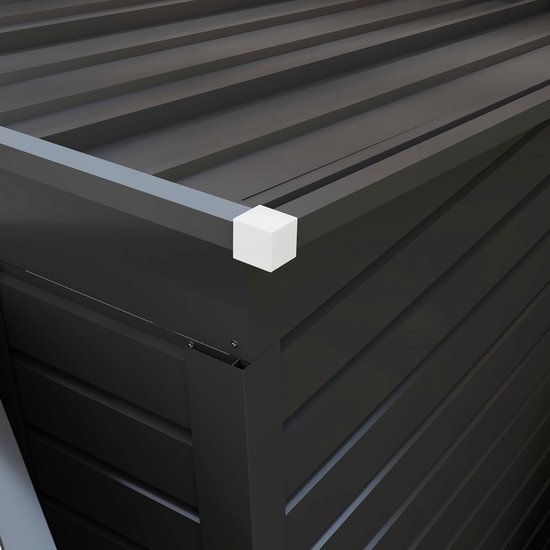 Detail van de hoek van een donkergrijze berging met ribbelprofiel en een witte hoekbeschermer.