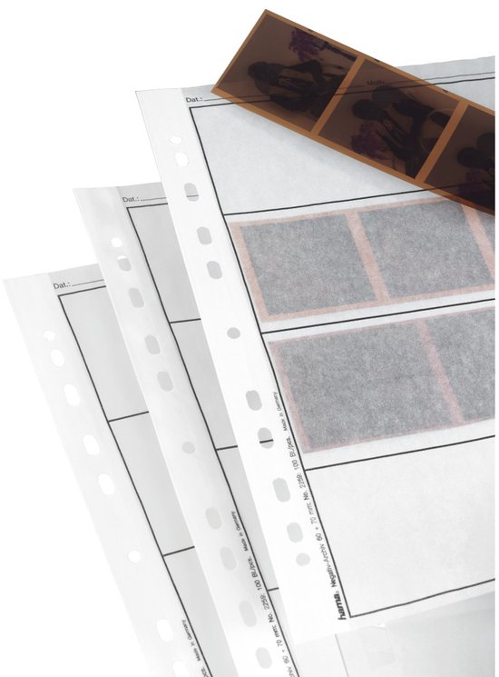 Een stapel negatievenhoezen met filmstroken, die op datum kunnen worden beschreven.