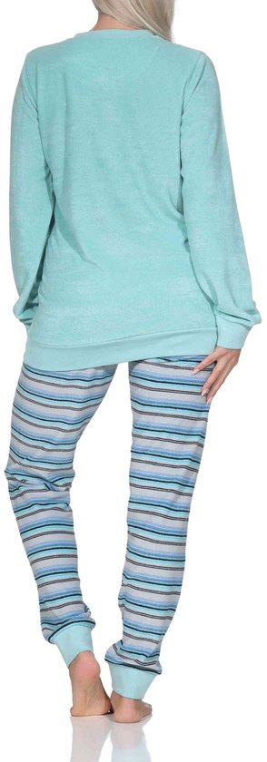 Dames pyjamaset van lichtblauwe badstof met lange mouwen en gestreepte pyjamabroek in blauw, grijs en zwart.