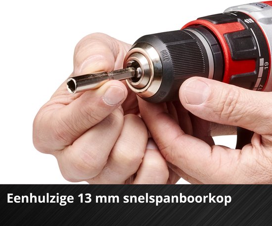 Close-up van handen die een 13mm boorkop op een Einhell accuboormachine plaatsen.