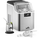 Zilverkleurige Bardi ijsblokjesmachine met een mok, ijs, een lepel en losse ijsblokjes ernaast.