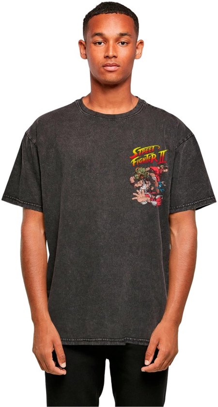 Man met zwart "Street Fighter II" T-shirt met logo en illustratie van personages op de borst.