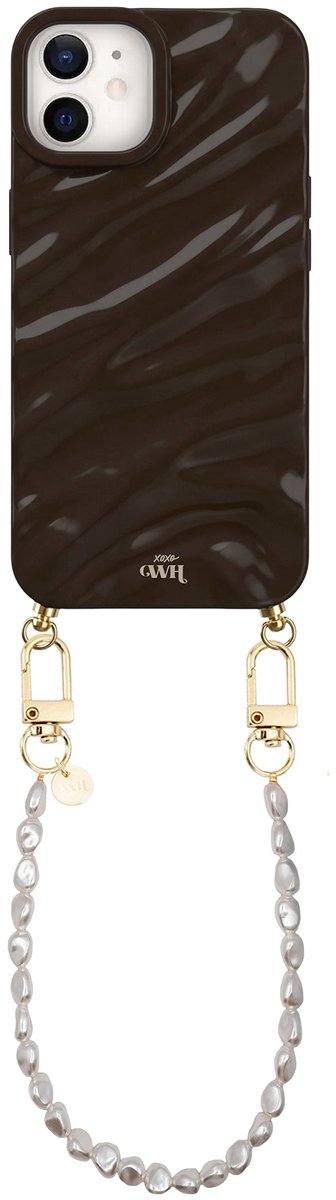 xoxo Wildhearts Glaze Cord Case Bruin - Geschikt voor iPhone 12 - Pearlfection - Kort koord - Glimmend siliconen telefoonhoesje met plooien - Dream hoesje met koord - Parelketting - Telefoonkoord