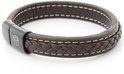 Bruine leren gevlochten armband met witte stiksels en zwarte sluiting met leeuwenlogo.