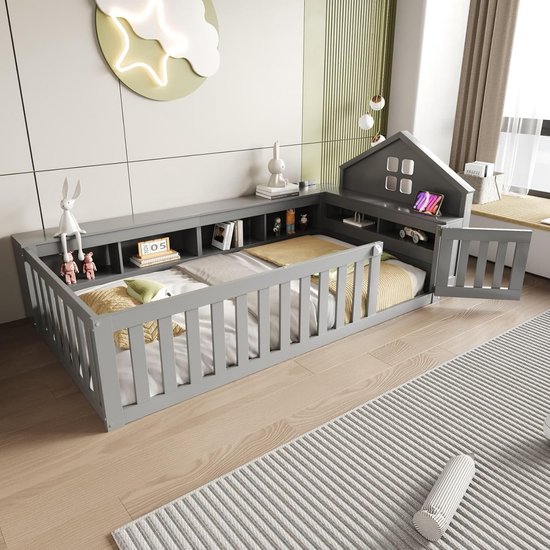 Grijs kinderbed met hekwerk, opbergvakken en huisvormig hoofdeinde, met speelgoed.