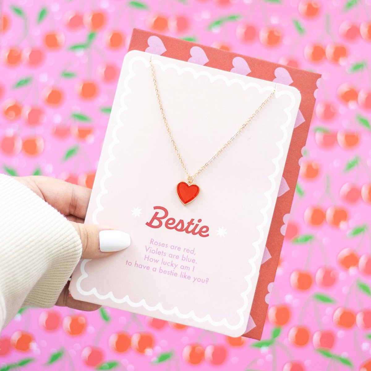 Bestie Hart Ketting met Wenskaart – Valentijn Cadeau voor Vriendin – Emaille Hart Ketting – Liefde & Vriendschap – Nikkelvrij RVS – Love Struck Collectie