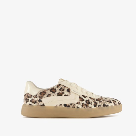 Linker zijaanzicht van een beige Tamaris sneaker met panterprint en beige accenten.