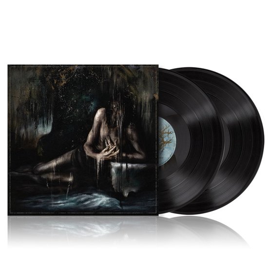 Hoes met de titel 'I Feel the Everblack Festering Within Me' en twee zwarte vinylplaten. Abstracte artwork met een liggend figuur.