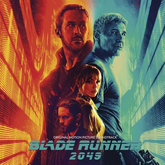 Blade Runner 2049 soundtrack LP hoes met de personages Ryan Gosling, Harrison Ford, Ana de Armas en Jared Leto. De hoes heeft een oranje-blauwe kleurstelling.
