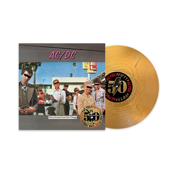 AC/DC 'Dirty Deeds Done Dirt Cheap' 50th Anniversary gouden vinyl. Albumcover met bandleden en hond.