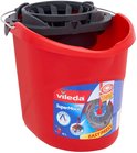 Rode Vileda SuperMocio emmer met grijs persmechanisme, met "Easy Press" op de zijkant.