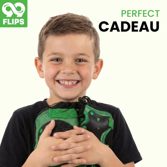 Een lachende jongen met een zwarte t-shirt die een groene beschermingsset vasthoudt. Tekst: 'PERFECT CADEAU'.