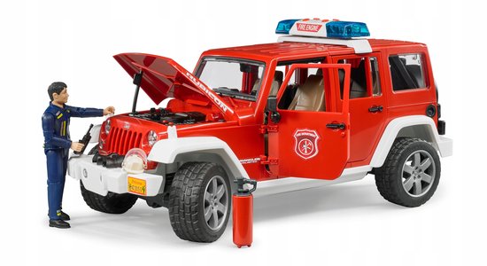 Rode brandweerauto Jeep Wrangler met open motorkap, brandweerman en brandblusser.