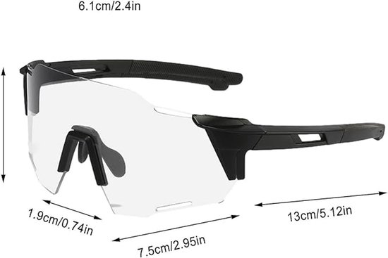 Een transparante sportbril met zwarte pootjes en een scherp design, met afmetingen.