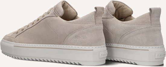 Crème suède lage sneakers, zijaanzicht met 'RHB' logo op de hiel en beige veters.