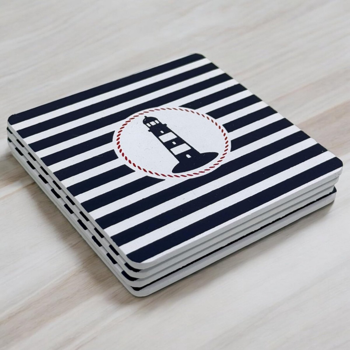Set van 4 houten onderzetters maritiem met strepen en anker/vuurtoren, 9x9 cm