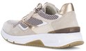 Crème leren sneaker, achterkant met beige suède, gouden accenten en witte zool.