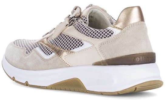 Crème leren sneaker, achterkant met beige suède, gouden accenten en witte zool.