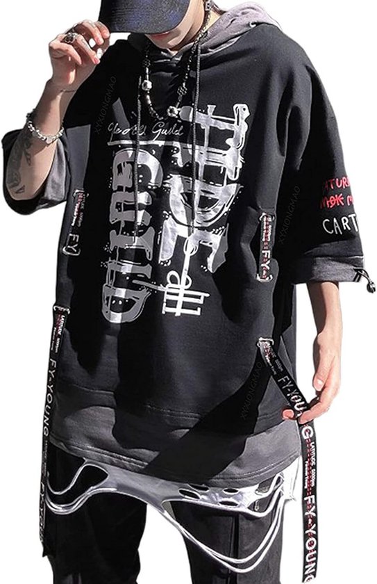 Close-up van een man die een zwarte oversized grafische hoodie draagt met witte en rode tekst en riemen aan de onderkant.