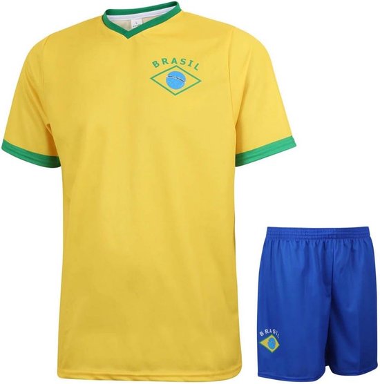 Set met geel voetbalshirt met groene details en een koningsblauw voetbalbroekje, beide met 'BRASIL' en Braziliaans wapen.