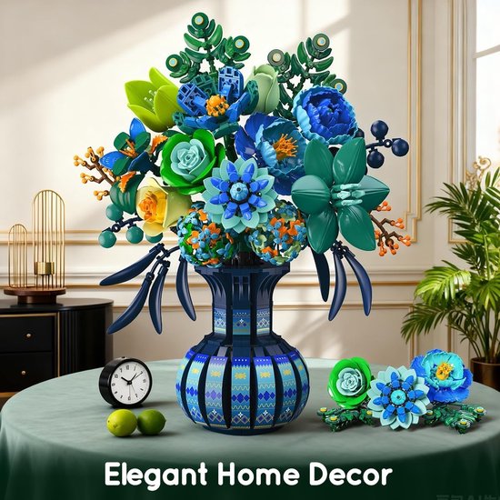 Boeket met blauwe en groene bloemen in een gedecoreerde vaas, met een wekker en citroenen ernaast. Elegante woondecoratie.