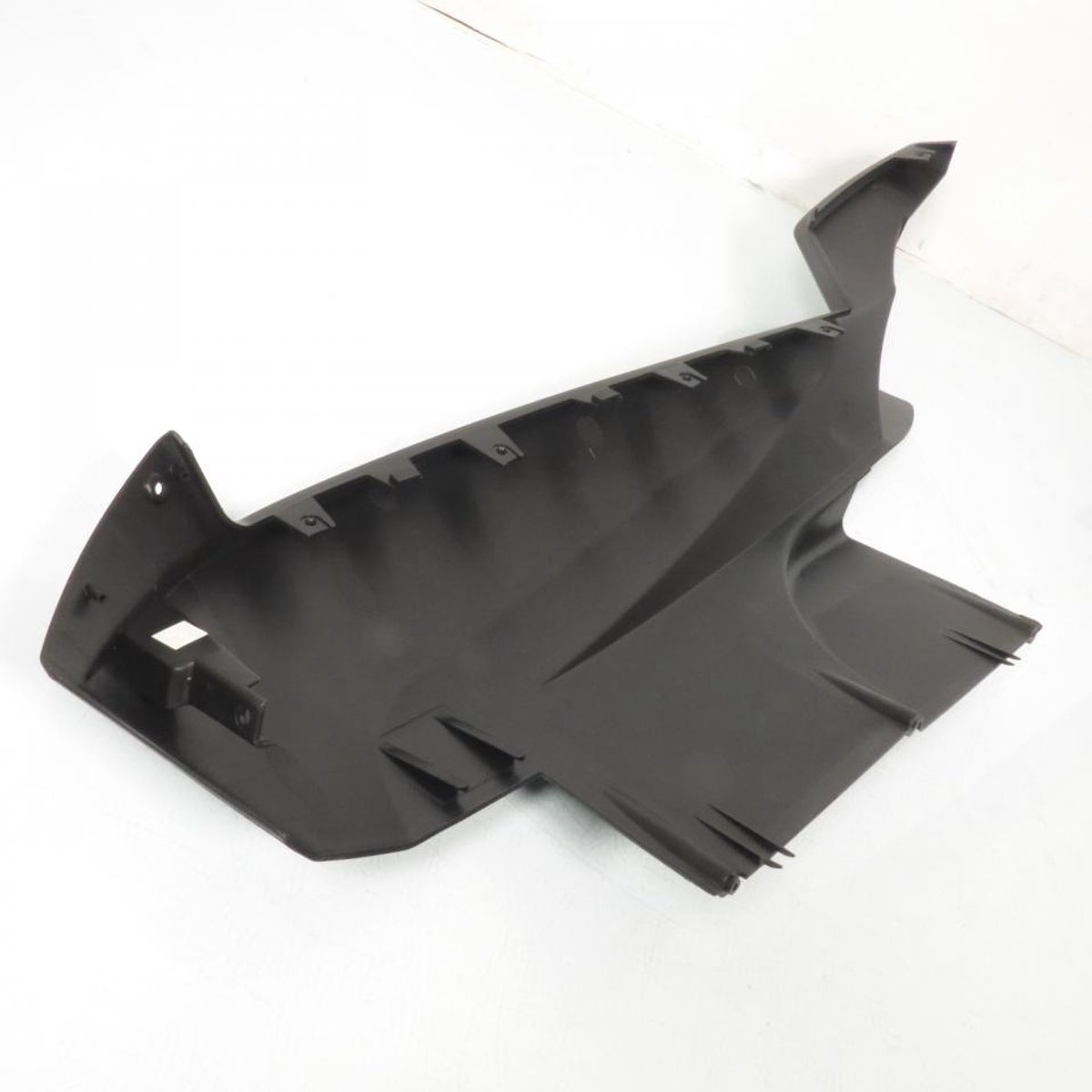 Sabot bas de caisse droit origine pour scooter Peugeot 125 Satelis 766982NK Neuf