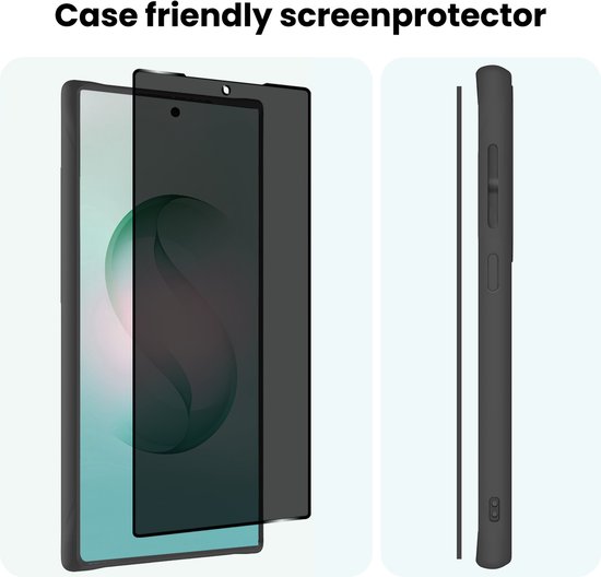 Screenprotector met anti-gluur filter op een smartphone, naast een beschermhoes.