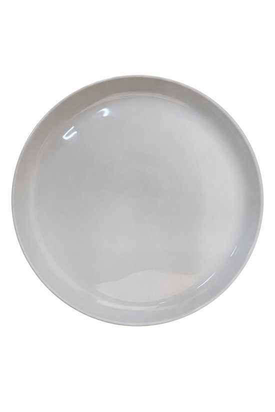 Een groot, plat, ovaal, wit bord met een lichte opstaande rand, op een witte achtergrond.