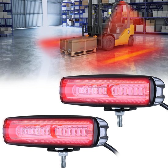 Twee rode ledlampen met behuizing en montagebeugel, in een magazijnsetting met heftruck.