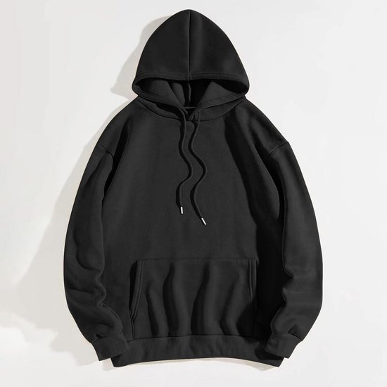Een effen zwarte hoodie met capuchon en kangoeroezak.