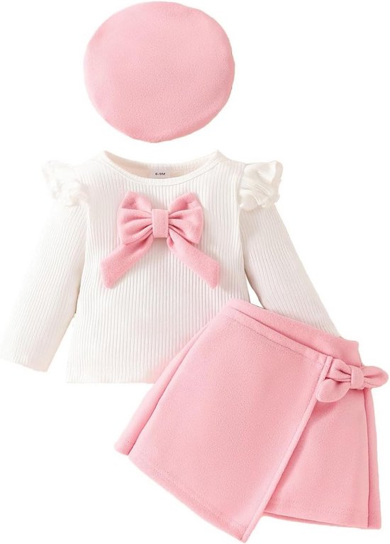 Driedelige set: witte top met ruches en strik, roze rok en roze baret.