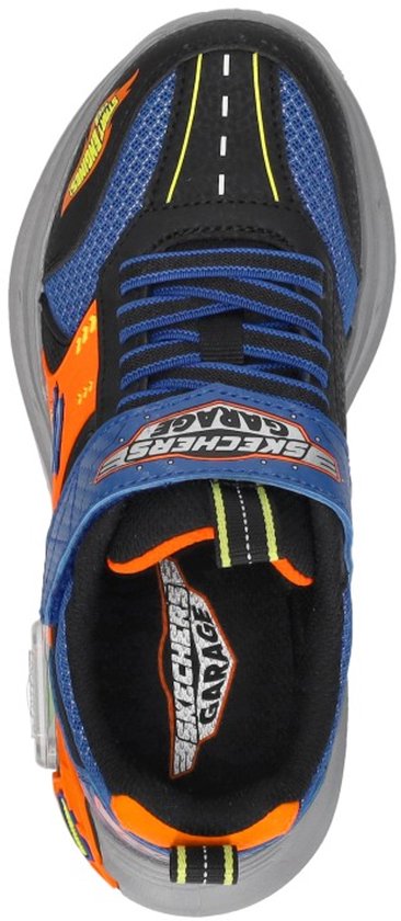 Bovenkant van een blauwe sneaker met oranje accenten en een "Skechers Garage" logo, met een grijze zool.