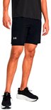 Man in zwart sportshirt en zwarte sportbroek met dubbele laag, 7 inch binnenbeenlengte, met sneakers.
