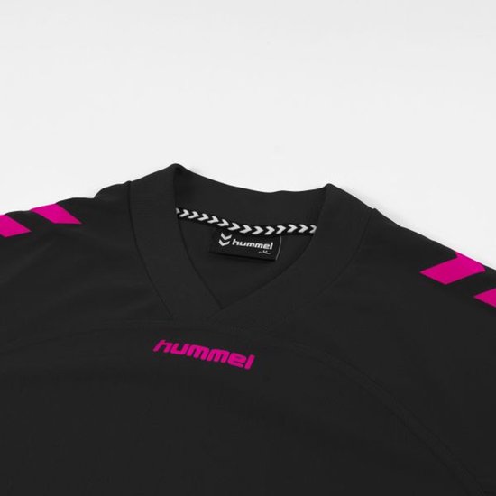 Detail van de kraag en schouder van een zwart sportshirt met roze chevrons.