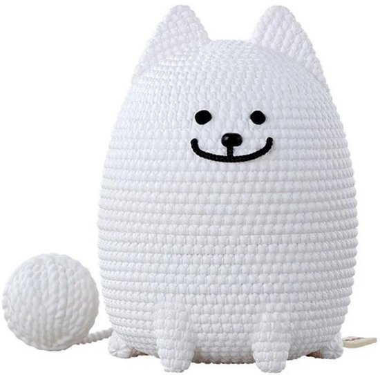 Wit, gehaakt hondje met bolletje garen ernaast. Vrolijk gezichtje.